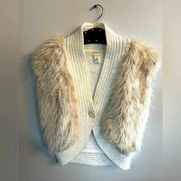 Faux fur vest! ✌️ - Picture 1 of 4